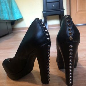 SOLD!    Cute cosmopolitan high heels!